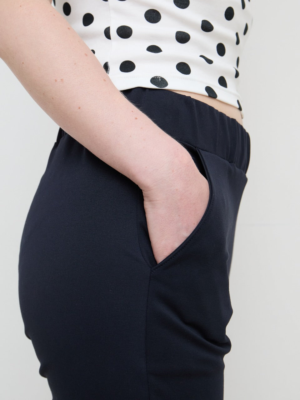 【NEW】Capri Pants